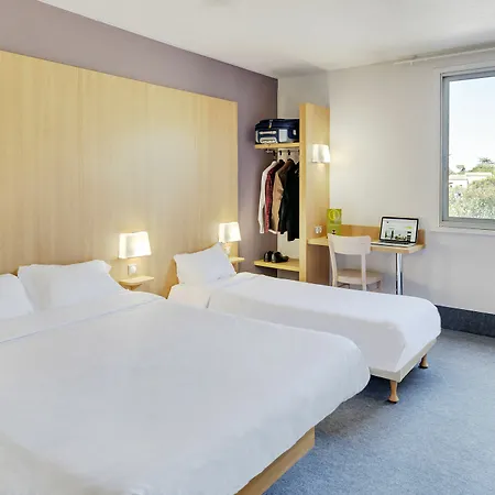 Hotel - échangeur A7 A9