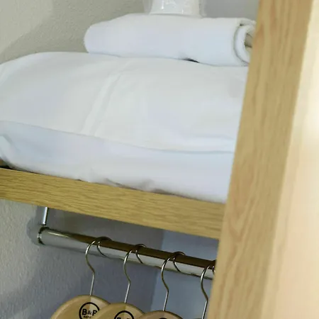 - échangeur A7 A9 Hotel 3*